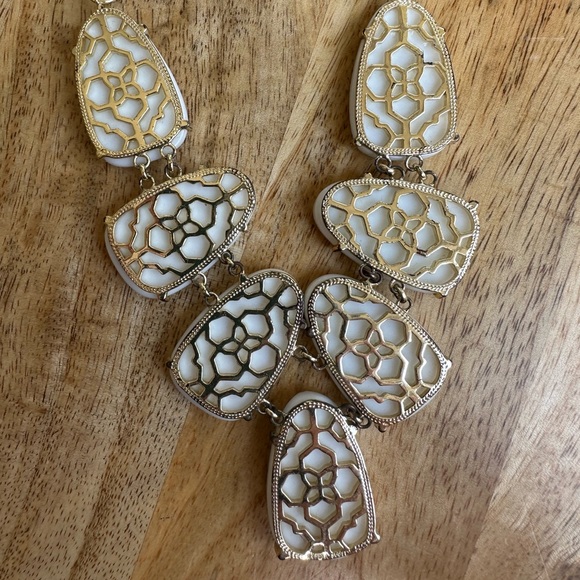 Kendra Scott Harlie Necklace in iridescent white - Picture 4 of 5